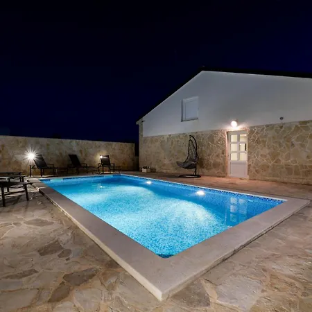 Villa Sunrise - 3 Bedroom & Pool *