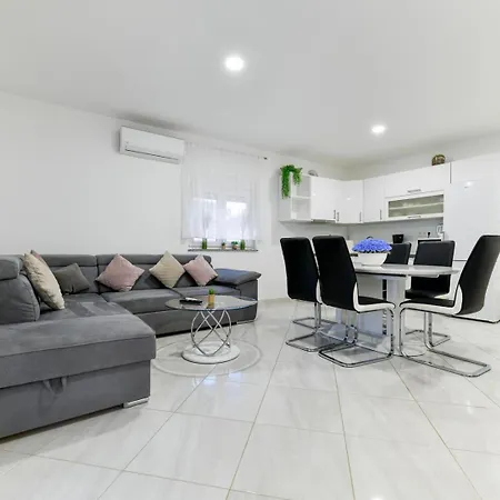 Villa Sunrise - 3 Bedroom & Pool Vir