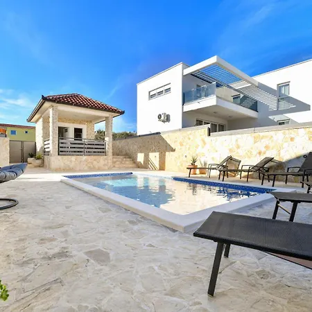 Villa Sunrise - 3 Bedroom & Pool 빌라 비르