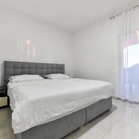 빌라 Villa Sunrise - 3 Bedroom & Pool 비르