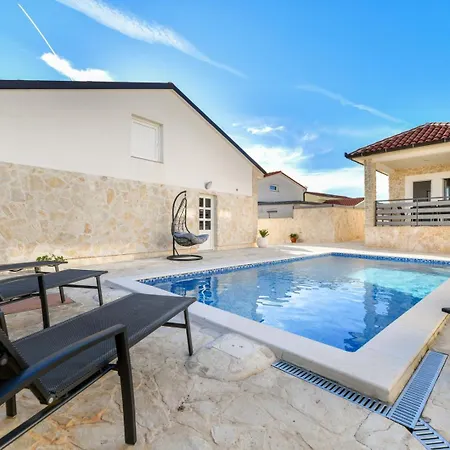 빌라 Villa Sunrise - 3 Bedroom & Pool 비르