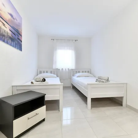 Villa Sunrise - 3 Bedroom & Pool Vir