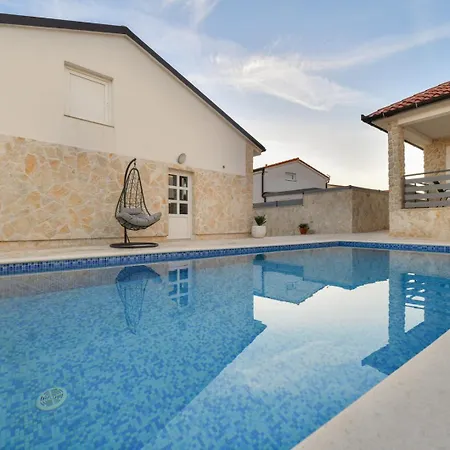 Villa Sunrise - 3 Bedroom & Pool * Vir