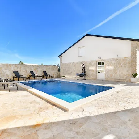 빌라 Villa Sunrise - 3 Bedroom & Pool