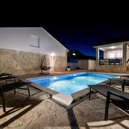 Villa Sunrise - 3 Bedroom & Pool 빌라 *