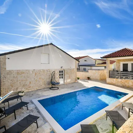 Villa Sunrise - 3 Bedroom & Pool 빌라 비르